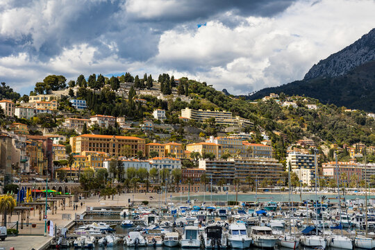 Colline surplombant la Plage des Sablettes &agrave; Menton et surmont&eacute; par le Cimeti&egrave;re du Vieux-Ch&acirc;teau