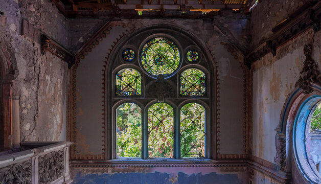 Exploring the Abandoned Beocin Manor A Hauntingly Beautiful Look into Serbia's Rich History