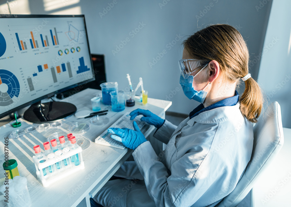 Aufkleber A lab photograph depicts a scientist at a computer analyzing data in a medical laboratory. Photo shows a scientist performing experiments and entering data into a computer in biotechnology laboratory