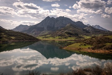 Reflejo de una montaña sobre un lago de aguas cristalinas