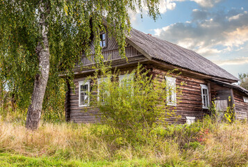 Fototapeta na wymiar Countryside landscape with abandoned wooden house