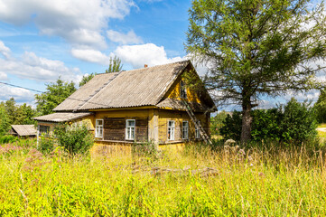 Fototapeta na wymiar Countryside landscape with abandoned wooden house