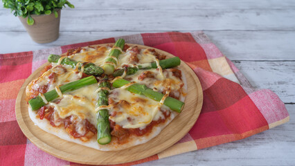 アスパラガスをのせた焼きたてのピザ