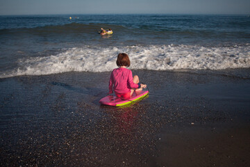 Fototapeta premium niña en la playa