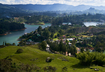 Fototapeta premium Scenic views of Guatapé Lake in Embalse Penol-Gautape 