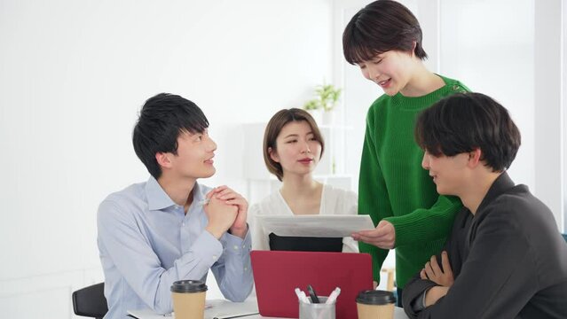 会議する若い男女グループ　Z世代