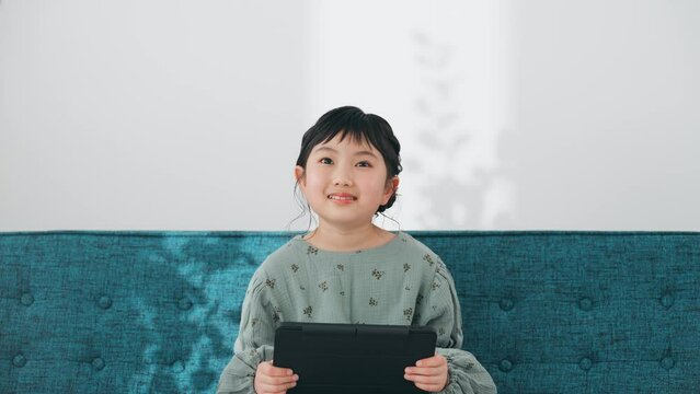 タブレットを使う女の子