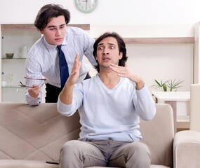 Obraz premium Young male patient discussing with psychologist personal problem