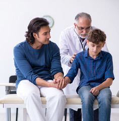 Obraz premium Young boy visiting doctor in hospital
