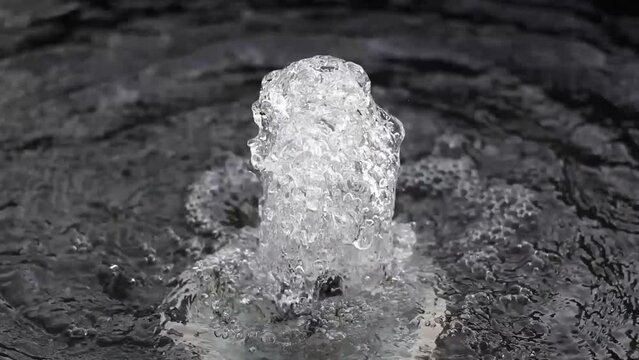 Agua borboteando de una fuente