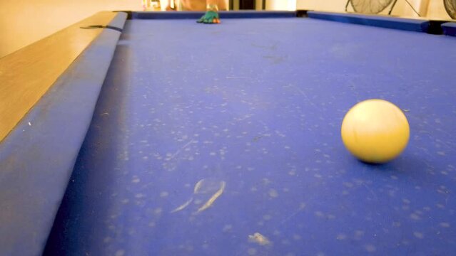 jugando billar, pool