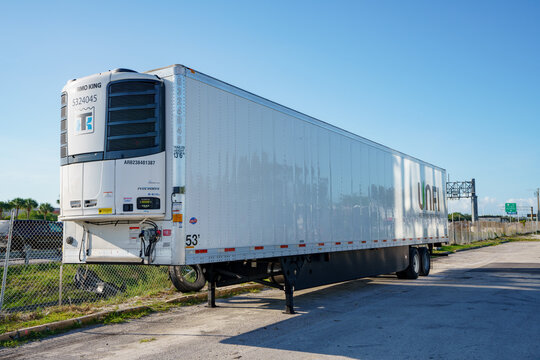 Photo of a reefer refrigerated truck trailer thermo king