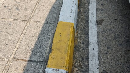 Obraz premium yellow lines on asphalt