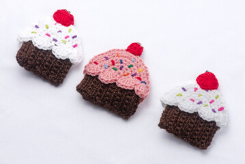 Crocheted keychains in the shape of cupcakes of various flavors