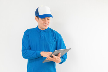 パソコンを持つ引越し業者・配達員の男性（引越し・配達・軽貨物ドライバー・宅配・配達員・宅急便）
