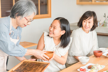 孫の帰省・里帰りで手料理を振る舞う高齢者女性

