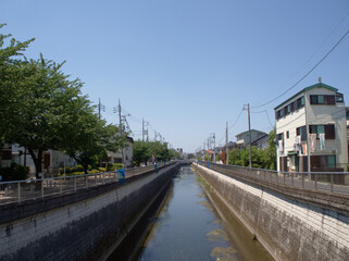 昼間の石神井川と青空