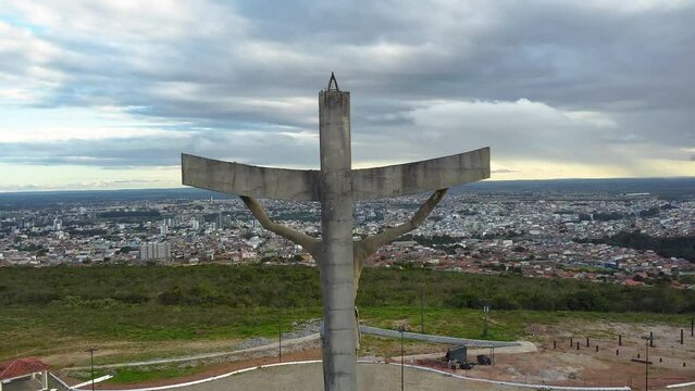 Jesus Cristo de M&aacute;rio Cravo, Atra&ccedil;&atilde;o tur&iacute;stica em Vit&oacute;ria da Conquista, Bahia. Com fei&ccedil;&otilde;es nordestinas e tra&ccedil;os popula&ccedil;&atilde;o sertaneja. A obra, com 33 metros de altura, &eacute; feita de fibra de vidro.