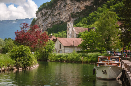 le village de Chanaz au bord du canal de Savi&egrave;re