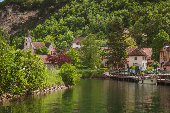 le village de Chanaz au bord du canal de Savi&egrave;re