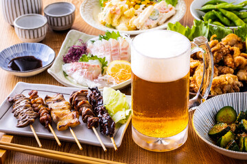 日本の居酒屋の生ビールと料理 © BRAD