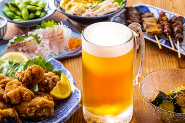 Obraz na płótnie Canvas 日本の居酒屋の生ビールと料理