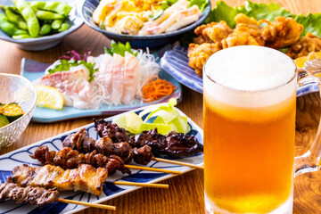 日本の居酒屋の生ビールと料理 © BRAD