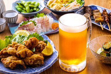 日本の居酒屋の生ビールと料理 © BRAD