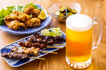 Fototapeta na wymiar 日本の居酒屋の生ビールと料理