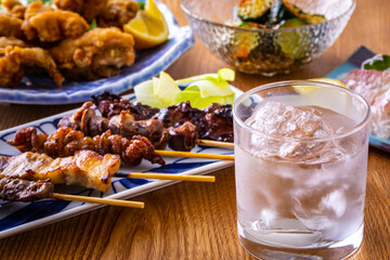 日本の居酒屋の焼酎と料理 © BRAD