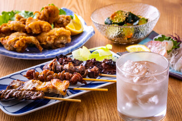 日本の居酒屋の焼酎と料理 © BRAD