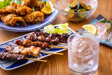 日本の居酒屋の焼酎と料理 © BRAD