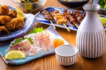 日本の居酒屋の日本酒と料理