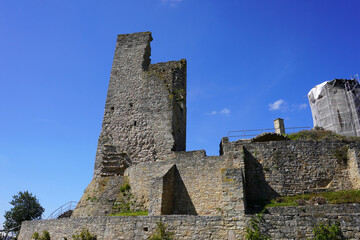 Blick auf die Burgruine Kugelsburg in Volkmarsen in Hessen an einem sonnigen Frühlingstag