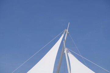 青空と白い帆