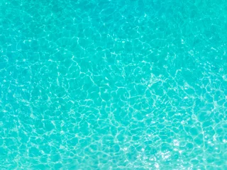 Gordijnen Aerial view of the Overhead view of crystal clear water on beach background © SASITHORN