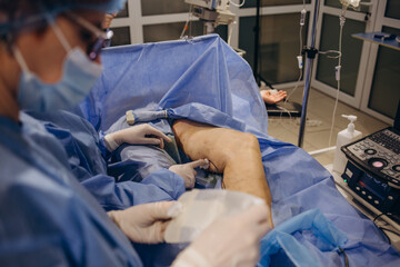 doctor t in the operating room for surgical venous vascular surgery clinic. - obrazy, fototapety, plakaty