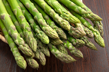 生のグリーンアスパラガス