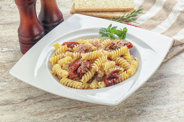 Pasta with tuna and tomato