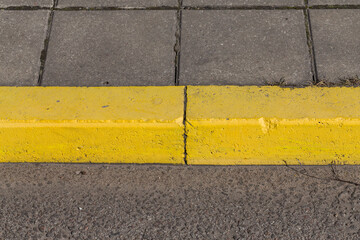 Yellow curb stone border