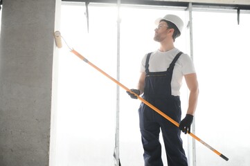 Obraz premium Worker renewing apartment on wall background.