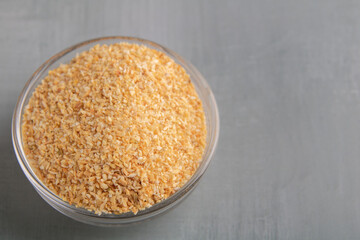 photo dried garlic in a glass dish