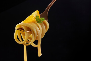 Gabel mit Pasta und Orange