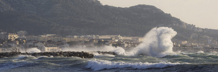 Fototapeta premium Mer démontée et vent violet