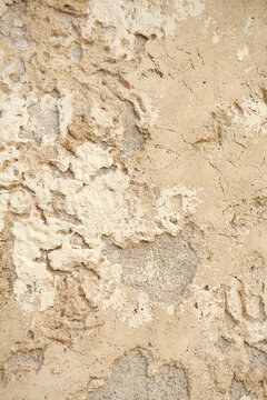 Nahaufnahme einer Mauer in Sizilien mit rauer Strutur beziehungsweise Vertiefungen durch abbröckelung des Verputzes.
