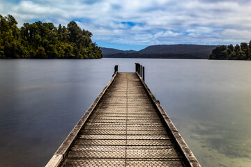 Obraz premium The pier at a lake in New Zealand's South Island