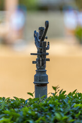 Aspersor de agua para el riego de campos y jardines