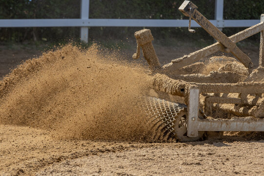 sistema de arado de tierras para campos de arena arrastrado por tractor