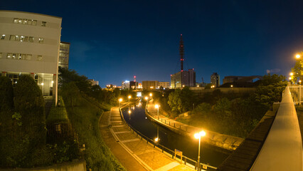 夜の大阪湾の住之江区の工業団地の風景