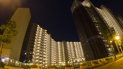 Fototapeta na wymiar 夜の静かな住宅街のマンションの風景